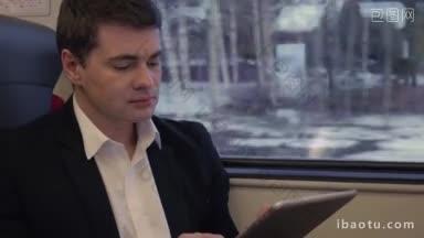 年轻认真<strong>的</strong>商人坐火车旅行，使用平板电脑，有时他会被<strong>窗外的景色</strong>分心